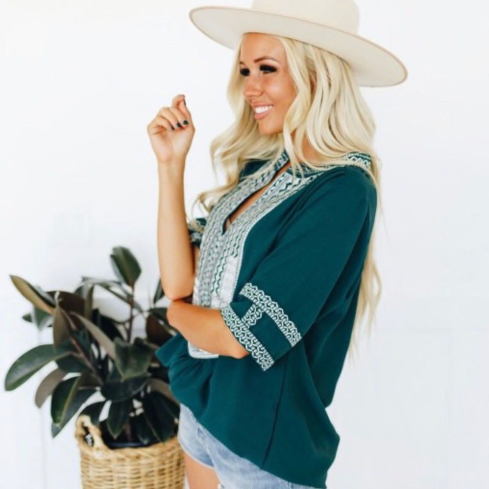 🎉HP!🎉 Beautiful Green and White Elbow Length Top - Picture 3 of 3